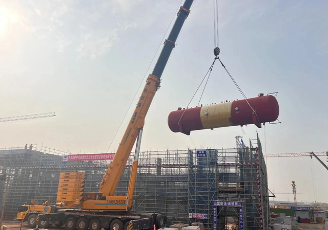首臺大型設備“落戶”，氯堿新能源項目吹響工程設備安裝新號角！(圖1)